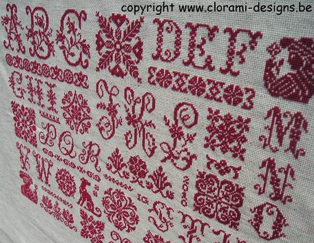 afbeelding van de rode kruissteek merklap Ref 014  26 Letters Sampler van CloRaMi Designs