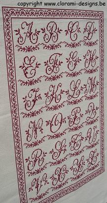 afbeelding van de rode kruissteek merklap Ref 003 Alphabet de Brocante van CloRaMi Designs