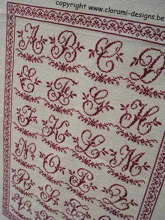 afbeelding van de rode kruissteek merklap Ref 003 Alphabet de Brocante van CloRaMi Designs