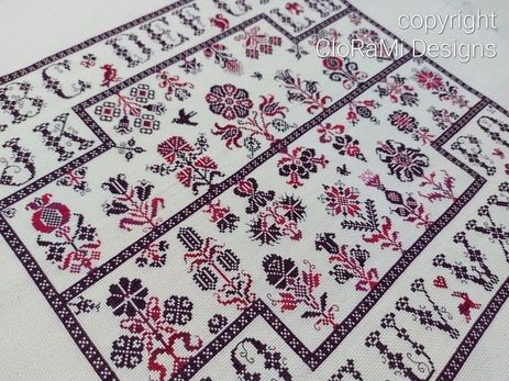 afbeelding van de rode kruissteek merklap Ref 069 Blooming CloRaMi Sampler van CloRaMi Designs