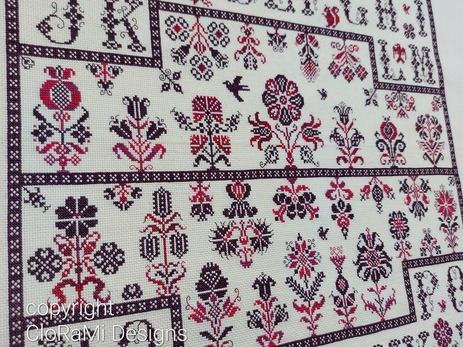 afbeelding van de rode kruissteek merklap Ref 069 Blooming CloRaMi Sampler van CloRaMi Designs