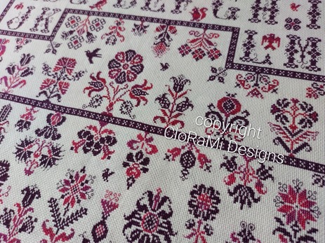 afbeelding van de rode kruissteek merklap Ref 069 Blooming CloRaMi Sampler van CloRaMi Designs