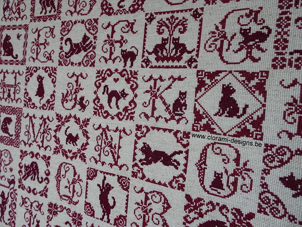 afbeelding van de rode kruissteek merklap Ref 052 Cat Sampler Clovis van CloRaMi Designs