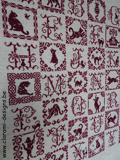 afbeelding van de rode kruissteek merklap Ref 052 Cat Sampler Clovis van CloRaMi Designs