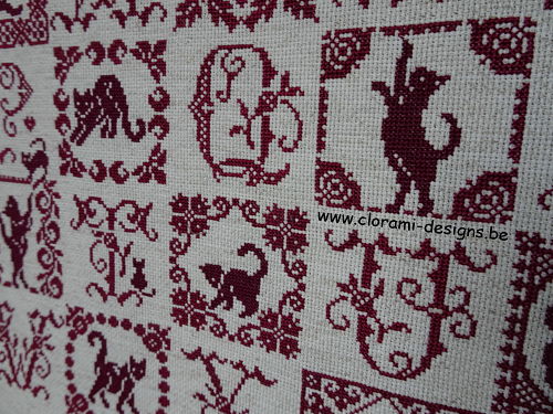 afbeelding van de rode kruissteek merklap Ref 052 Cat Sampler Clovis van CloRaMi Designs