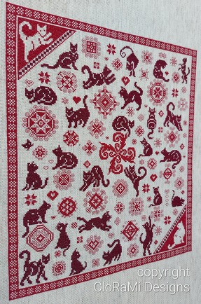 afbeelding van de rode kruissteek merklap Ref 066 Cat Sampler Lizzie van CloRaMi Designs