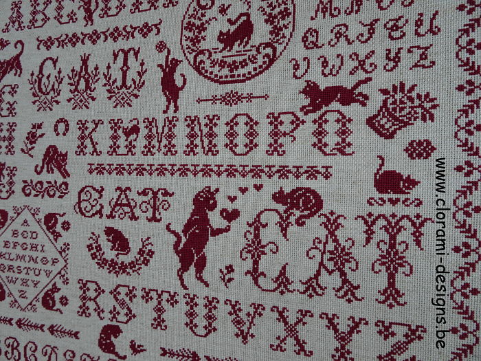 afbeelding van de rode kruissteek merklap Ref 049  Cat Sampler Mitsi van CloRaMi Designs