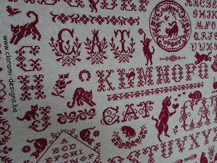 afbeelding van de rode kruissteek merklap Ref 049  Cat Sampler Mitsi van CloRaMi Designs