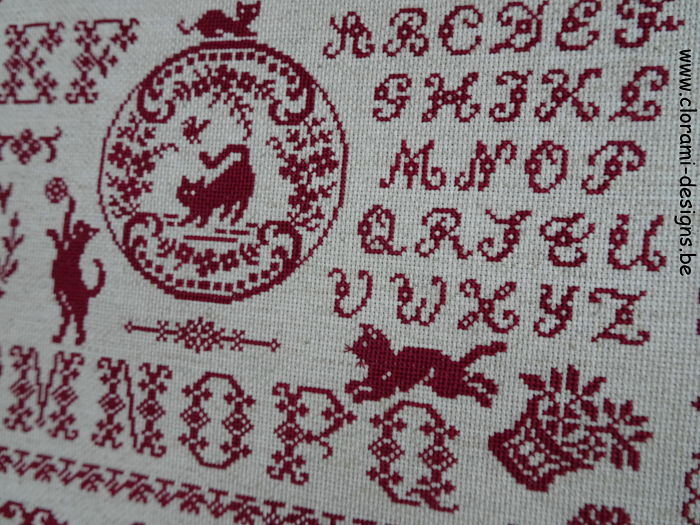 afbeelding van de rode kruissteek merklap Ref 049  Cat Sampler Mitsi van CloRaMi Designs