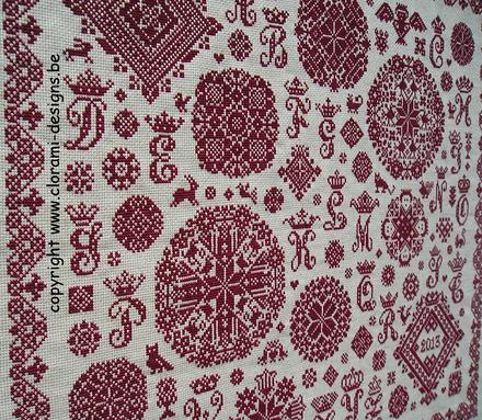 afbeelding van de rode kruissteek merklap Ref 054 Crowned Vierlanden Sampler van CloRaMi Designs