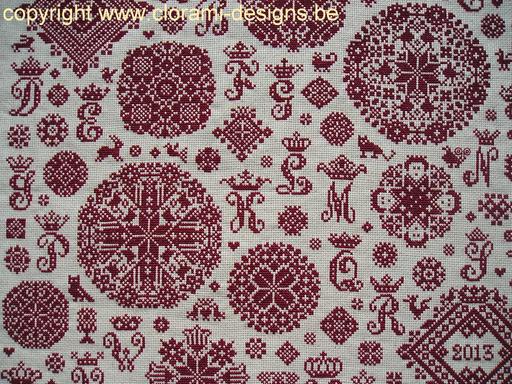 afbeelding van de rode kruissteek merklap Ref 054 Crowned Vierlanden Sampler van CloRaMi Designs