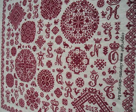 afbeelding van de rode kruissteek merklap Ref 054 Crowned Vierlanden Sampler van CloRaMi Designs