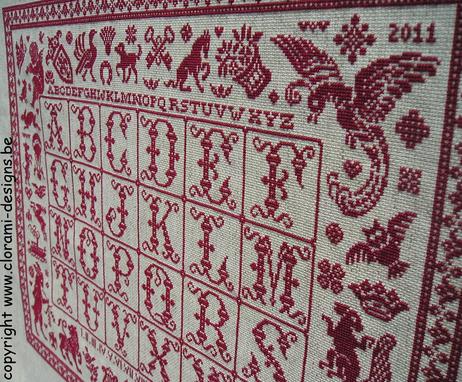 afbeelding van de rode kruissteek merklap Ref 018 Tableau d'Emilienne van CloRaMi Designs