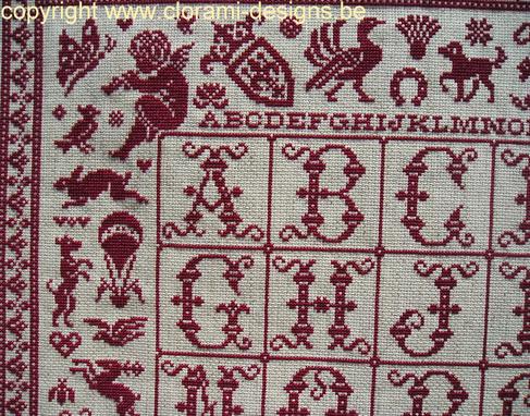 afbeelding van de rode kruissteek merklap Ref 018 Tableau d'Emilienne van CloRaMi Designs