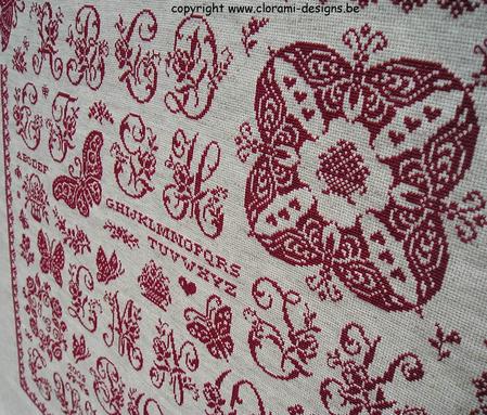 afbeelding van de rode kruissteek merklap Ref 030 Farfale Sampler van CloRaMi Designs