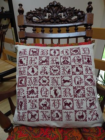 afbeelding van de rode kruissteek merklap Ref 052 Cat Sampler Clovis