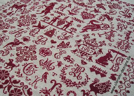 afbeelding van de rode kruissteek merklap Ref 002 Letter Chaos van CloRaMi Designs