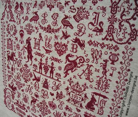 afbeelding van de rode kruissteek merklap Ref 002 Letter Chaos van CloRaMi Designs