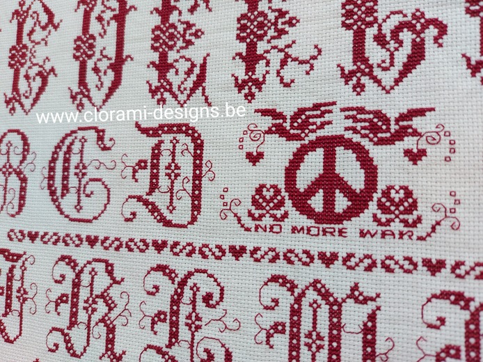 afbeelding van de rode kruissteek merklap Ref 070 Peace Sampler