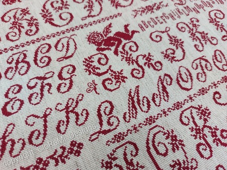 afbeelding van de rode kruissteek merklap Ref 068 Petits Croix Romantiques van CloRaMi Designs