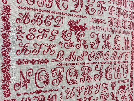 afbeelding van de rode kruissteek merklap Ref 068 Petits Croix Romantiques van CloRaMi Designs