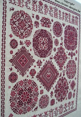 afbeelding van de rode kruissteek merklap Ref 005 Sampler à la Vierlanden van CloRaMi Designs