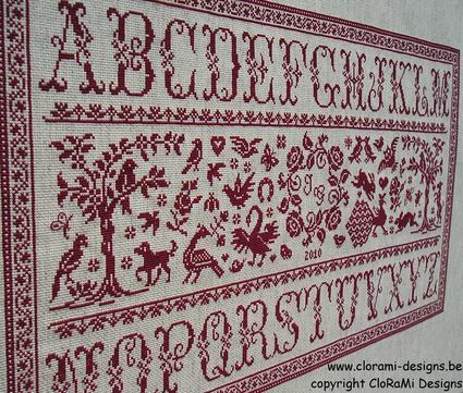 afbeelding van de rode kruissteek merklap Ref 056 Secret Garden Sampler van CloRaMi Designs