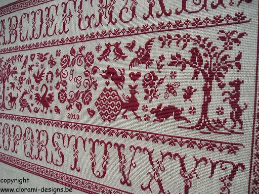 afbeelding van de rode kruissteek merklap Ref 056 Secret Garden Sampler van CloRaMi Designs