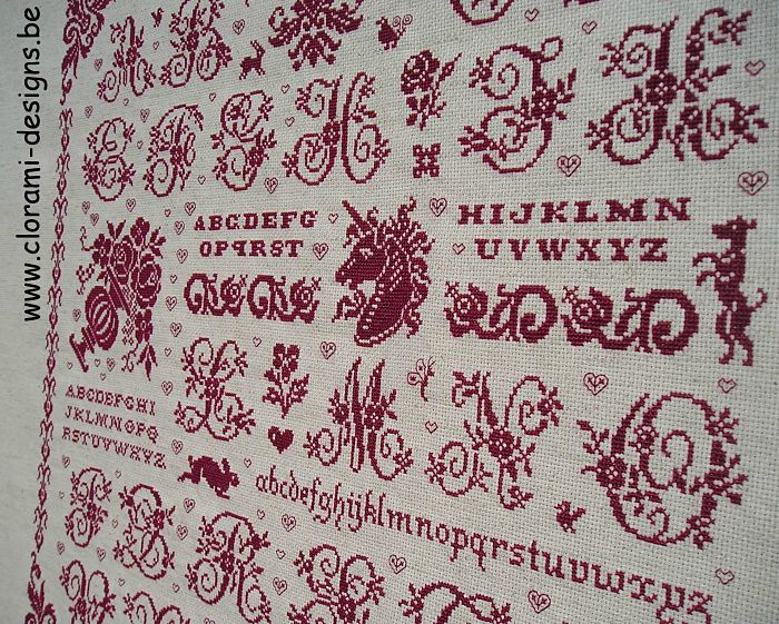 afbeelding van de rode kruissteek merklap Ref 047 Vintage cross stitch Samplervan CloRaMi Designs